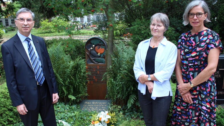 Matthias Mägel (l.) vom Heimatverein, Dr. Heidrun Frenzel (M.), die Urenkelin des Dichters, und die Pulsnitzer Bürgermeisterin Barbara Lüke gedachten Max Schreyer anlässlich seines 100. Todestages.
