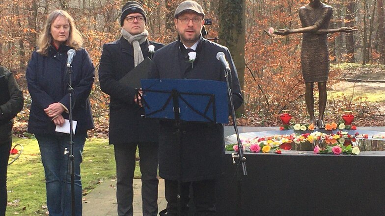 Holger Hase vom Verein "Denk Mal Fort" sagt am Dienstagvormittag auf dem Heidefriedhof, man dürfe sich die Vereinnahmung des Gedenkens durch rechts- und linksextremistische Propaganda nicht bieten lassen.