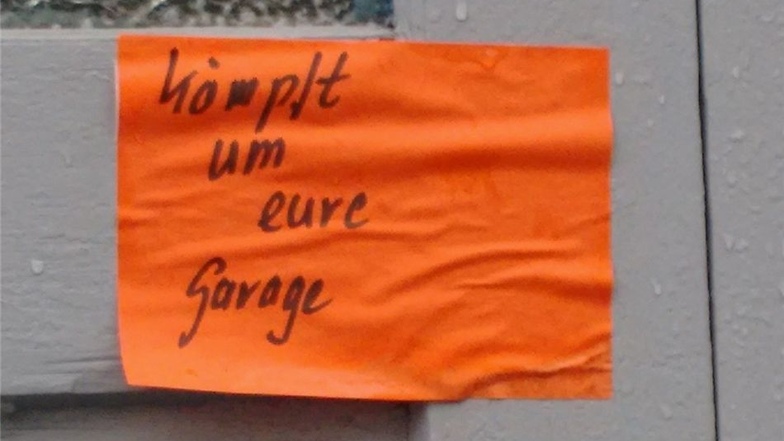 Jetzt hängen kleine Zettel an den Garagen. Die Botschaft ist klar und ähnelt der von vor drei Jahren.