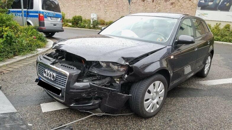 Der Audi musste mit erheblichen Sachschaden abgeschleppt werden.
