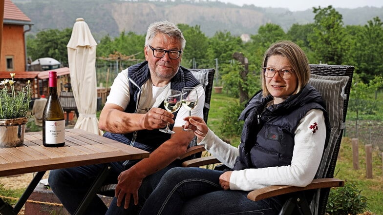 Stefan Heinecke und Bettina Glatz betreiben die wohl einzige Besenwirtschaft im sächsischen Elbland links des Flusses. Im SZ-Voting haben die Weinfans "Elbestrom Kilometer 94" auf den dritten Platz gewählt.