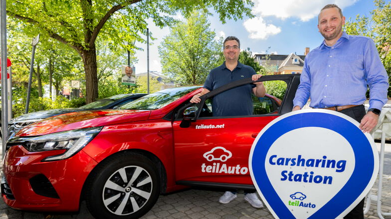 Martin Schmidt (l.), Regionalleiter von teilAuto, und Baubürgermeister Heiko Nowak eröffneten am Freitag die erste Carsharing-Station in Bautzen.