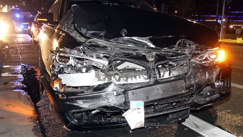 Doch ein 21-jähriger BMW-Fahrer hat am späten Samstagabend eine rot leuchtende Ampel übersehen - oder missachtet.