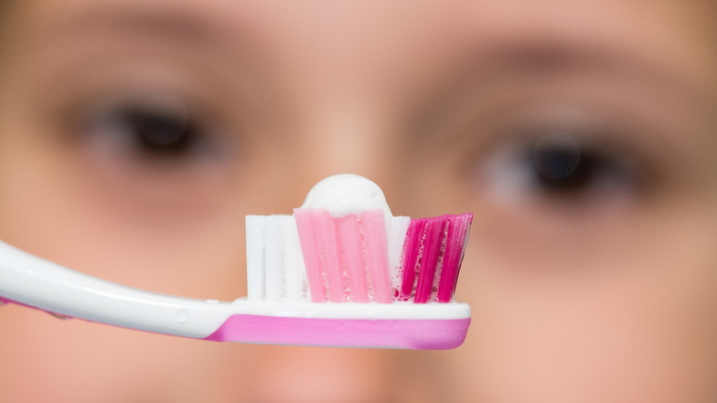 Zahnpasta enthält oft schädlichen Farbstoff