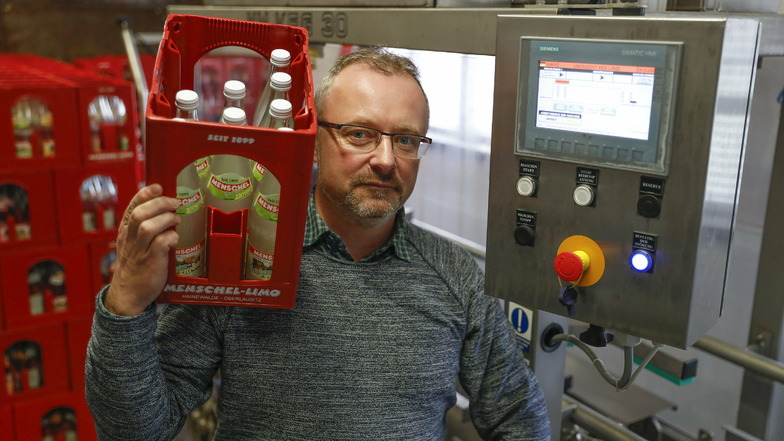 Der Geschäftsführer der Menschel-Limo GmbH Stefan Kubitz denkt schon jetzt an höhere Produktionszahlen.