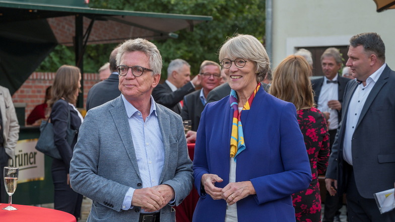 Dreiseithof Gröditz: Verabschiedung von Thomas de Maizière, hier mit seiner Frau Martina. Rechts Christian Hartmann, Chef der CDU-Landtagsfraktion.