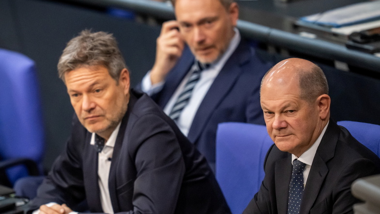Bundeskanzler Olaf Scholz (SPD, r), Robert Habeck (Bündnis 90/Die Grünen, l), Wirtschaftsminister, und Finanzminister Christian Lindner (FDP). Die Ampel-Koalition steht seit der Haushaltskrise unter Druck.