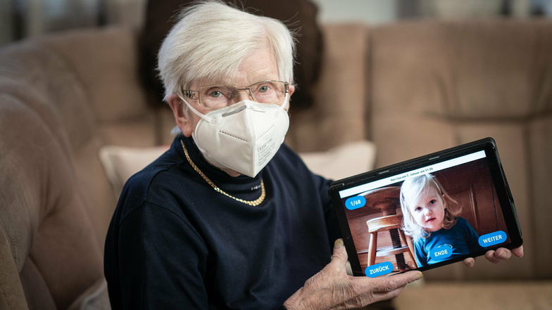 Die 96-jährige Else Schuster * besitzt seit Ende Dezember ein seniorentaugliches Tablet. Die anfängliche Skepsis gegenüber der Technik hat sie inzwischen abgelegt. Ist ja auch schön, wenn man per Videochat mit den Enkeln reden und die Urenkel sehen ka