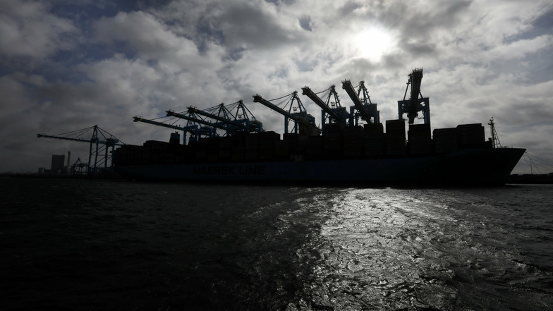 Die Silhouette eines Containerschiffes zeichnet sich im Hafen von Rotterdam gegen die Sonne ab. Die Niederlande sind eine Drehscheibe im Drogenhandel. Verbrecher profitieren vom Hafen und Straßennetz.