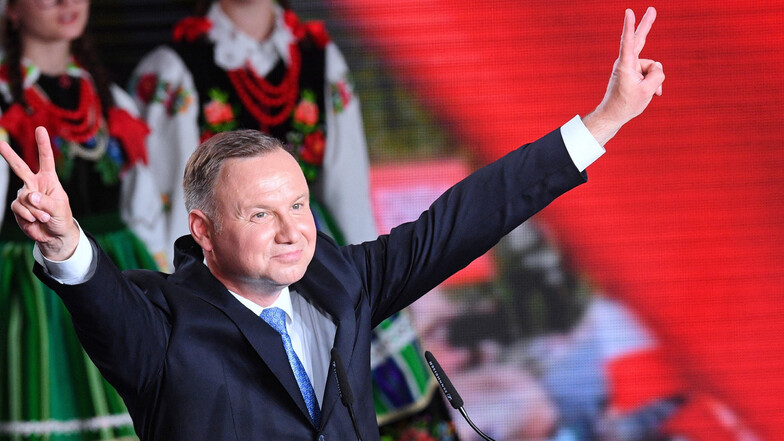 Andrzej Duda feiert sich auf einer Wahlparty am Abend nach der Präsidentschaftswahl. Doch er muss in die Stichwahl.