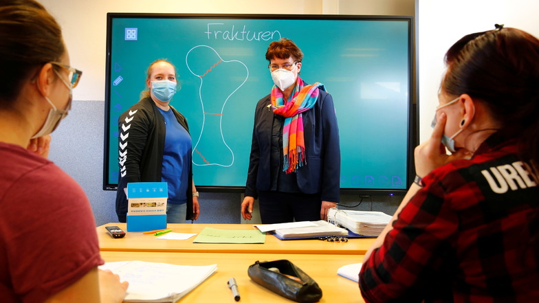 Anke Wilhelm (an der Tafel rechts), Schulleiterin am Institut für Gesundheit und Soziales in Großröhrsdorf, bereitet mit ihrem Team die Schüler auf die Prüfungen vor. Jessica Wiesner (l.), angehende Physiotherapeutin, lernt in Großröhrsdorf.