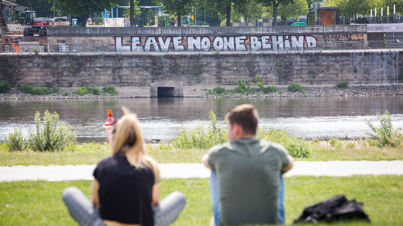 "Leave no one behind" fordert ein Schriftzug - "Lasst niemanden zurück".