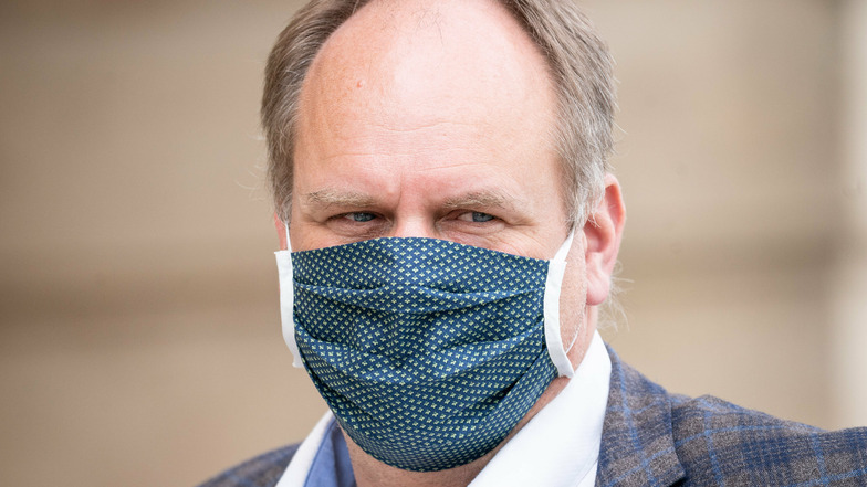 Weil er Kontakt zu jemandem hatte, der später positiv auf das Coronavirus getestet wurde, hat das Dresdner Gesundheitsamt Oberbürgermeister Dirk Hilbert in Quarantäne geschickt.