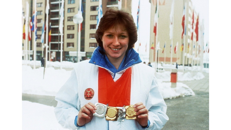Zweimal Gold, zweimal Silber: Karin Enke mit ihren Olympia-Medaillen der Winterspiele von Sarajevo 1984.