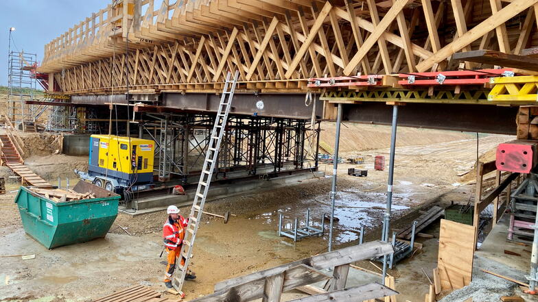 Brücke BW Ü3 ist ein konstruktiv sehr anspruchsvolles Objekt. Momentan wird die Betonage des Überbaus vorbereitet.