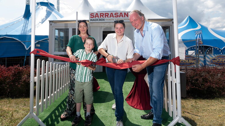 Familiärer soll die neue Show von André Sarrasani werden, deshalb eröffnet die Familie auch "Magic Box" - Ehefrau Edit Slavova, Sohn Noah, Tochter Satin und der Magier.