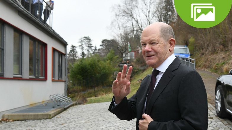 Bundeskanzler Olaf Scholz (SPD) grüßt die Journalisten. Auf eine öffentliche Stellungnahme hat er bei seinem Besuch am Donnerstag in Glashütte aber verzichtet.