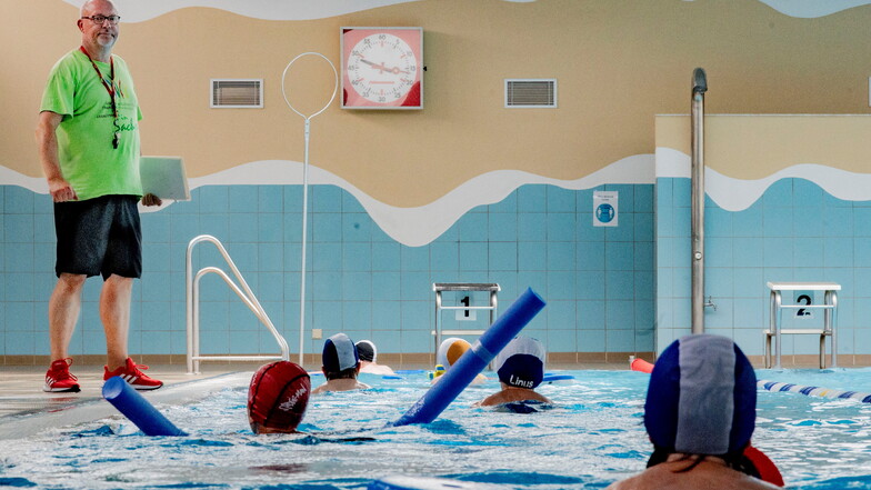 Heiko Zschiesche, Leiter des Schulschwimmzentrums Kamenz, betont, wie wichtig es ist, sicher schwimmen zu können. "Es ist ein Schutz vor dem Ertrinken."