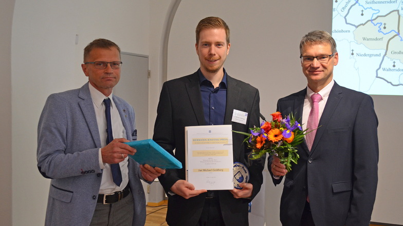 Jan Michael Goldberg (Mitte) ist der Preisträger 2022 des Hermann-Knothe-Preises. Am Wochenende erhielt er den Preis auf der Frühjahrstagung der Oberlausitzischen Gesellschaft der Wissenschaften in Görlitz verliehen. Die Auszeichnung überreichten Lars-Arn