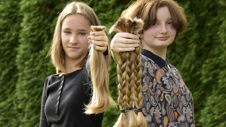 Haare ab für einen guten Zweck: Die 12-jährige Lea (l.) und die 13-jährige Aila wissen, dass ihr Haar nicht nur für sie allein so lange und schön gewachsen ist.
