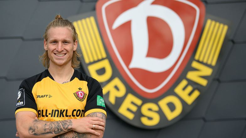 Marvin Stefaniak präsentiert sich stolz vor dem Dynamo-Logo. Nach drei Jahren ist der Mittelfeldspieler nach Dresden zurückgekehrt.