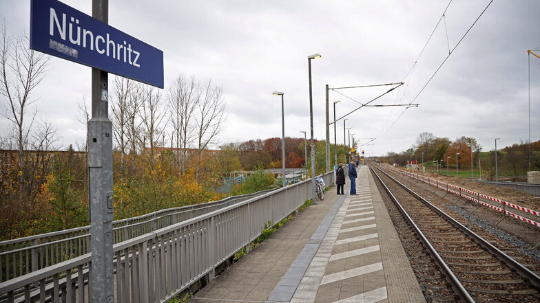 In Nünchritz steigen laut VVO täglich 430 Leute ein und aus. Vielleicht haben sie es schon gemerkt: Die Bahn hat Fugen abdichten und den Boden erneuern lassen. Die Maßnahme ist bereits abgeschlossen.