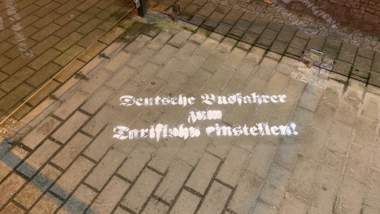 Der Spruch wurde unter anderem auf den Boden einer Haltestelle an der Trachenberger Straße hinterlassen.