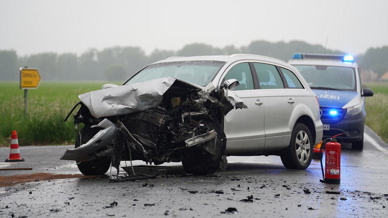 Schwerer Crash am Freitagmorgen in Königswartha: Auf der Kreuzung Eutricher/Niesendorfer Straße war ein Audi mit einem Transporter der Diensthundestaffel der Polizei zusammengestoßen.