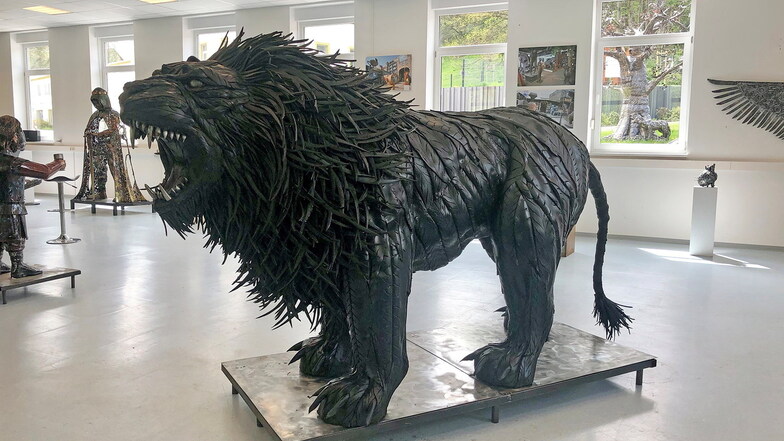 In Dorfhain sind Giganten aus Stahl zu sehen - und aus Autoreifen, wie dieser Löwe.