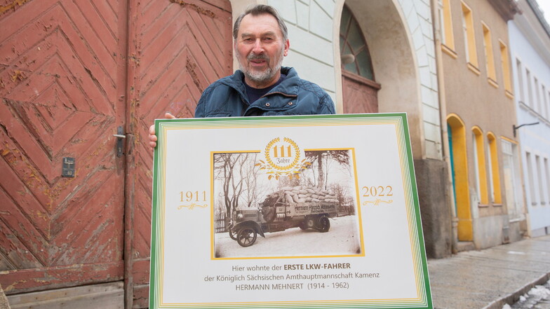 Walter Mehnert, der Enkel des ersten Lkw-Fahrers der Königlich-Sächsischen Amtshauptmannschaft Kamenz, zeigt das Foto, auf dem der Lkw zu sehen ist, mit dem sein Opa unterwegs war.