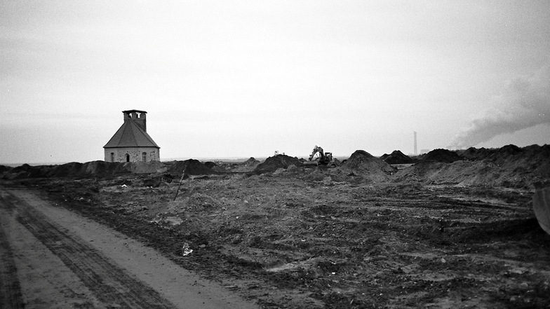Die letzten Tage von Horno, bevor das Dorf dem Kohleabbau wich: Die Haube des Kirchturms ist umgezogen ins neue Horno. Der Rest der Kirche wurde gesprengt im November 2004.