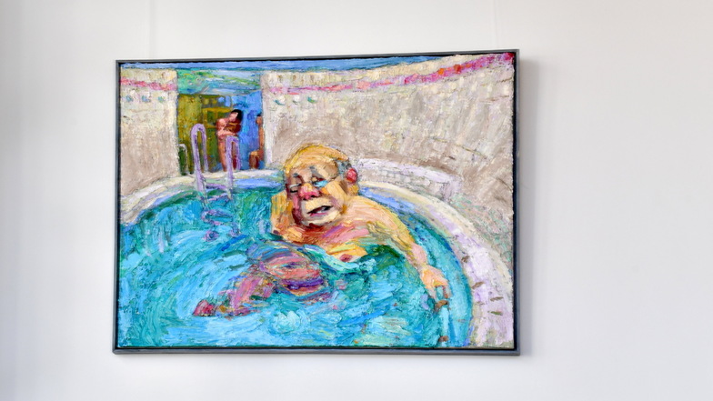 Kunst in der Schwimmhalle: Dresdner Künstler dürfen das Nordbad für Ausstellungen nutzen. Der Maler Jörn Diederichs hat auf dem Bild "Dr. Gluch im Bade" einen älteren Stammgast verewigt.