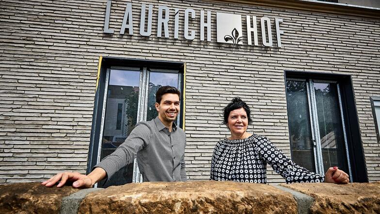 Laurichhof-Investoren Franz Philip Seidel (l.) und Annette Katrin Seidel vor der fast fertigen Herberge: Am Copitzer Hauptplatz entsteht ein Suiten-Hotel mit einem einzigartigen Konzept.