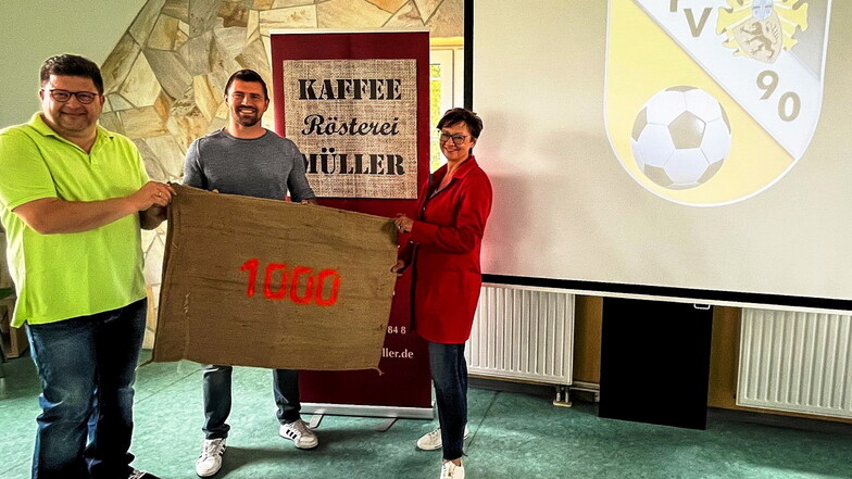 Benny Kirsten (Mitte) präsentierte den leicht aufgerundeten Spendenbetrag am Sonnabend in Großenhain gemeinsam mit Kaffeesommelier Constanze Müller und GFV-Präsident Andreas Vogel.
