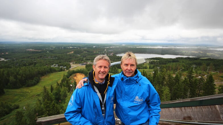 Jens Weißflog und Matti Nykänen auf der Sprungschanze im finnischen Vuokatti, aufgenommen im August 2017 bei einer Reise der Firma Léonwood, die auch das Treffen der beiden organisiert hat.