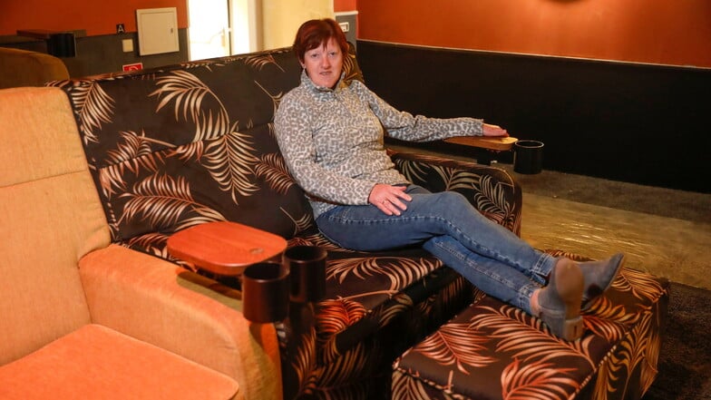 Kinoleiterin Ilona Schaller sitzt auf den neuen Sofas schon mal Probe.