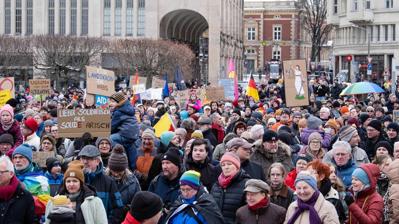 Bei der Demonstration gegen Rechtsextremismus auf dem Marienplatz versammelten sich 2.000 Leute - wohl nicht zuletzt auch aufgrund einer langen Liste vieler prominenter Redner.