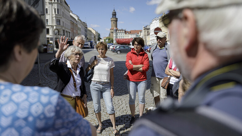 Noch mehr Touristen sollen die Görlitzer Straßen beleben und Stadtführungen genießen – so wie die Gruppe, die Monika Knechtel durch die Altstadt führte.
