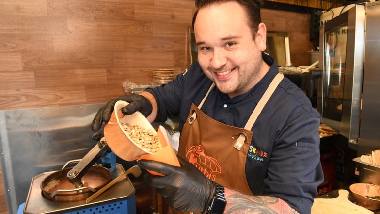 Auf dem frei zugänglichen Außengelände gibt es Verkaufsstände mit Kürbis-Produkten, hier kandierte Kürbiskerne.