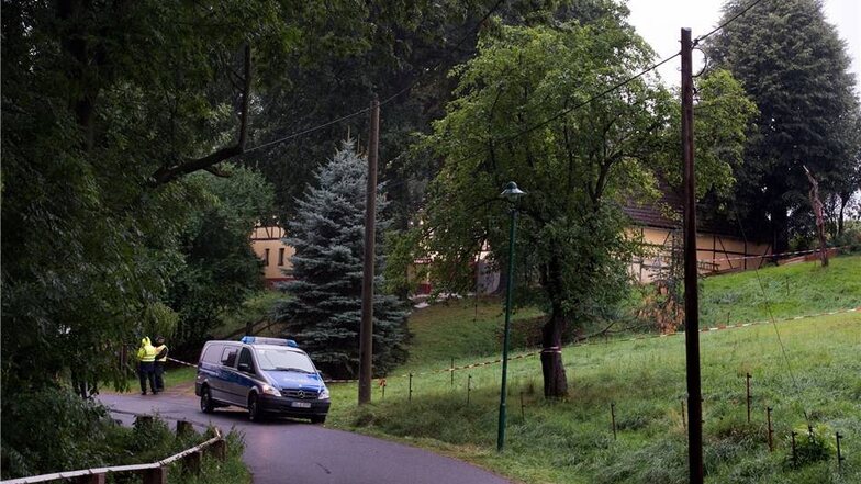 Ein Großaufgebot von Polizei und Spezialeinsatzkräften durchsucht am Montag Gebäude im Gebiet Klipphausen südlich von Meißen, darunter einen Bauernhof samt Umgebung in Lampersdorf und eine Wohnung in Dresden-Cotta.