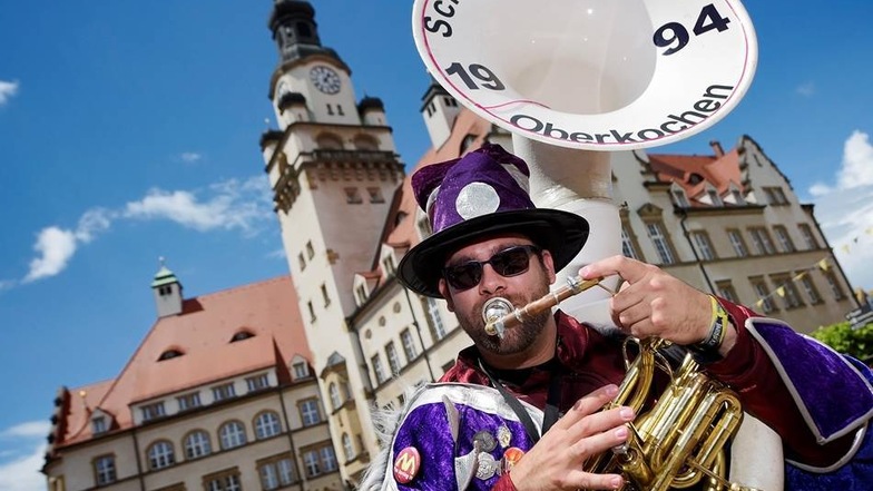 Florian Renner hat mit seinen Kollegen der Band &quot;Schwoba Gwidd&apos;r&quot; auf dem Obermarkt schwungvolle Guggenmusik zu Gehör gebracht.