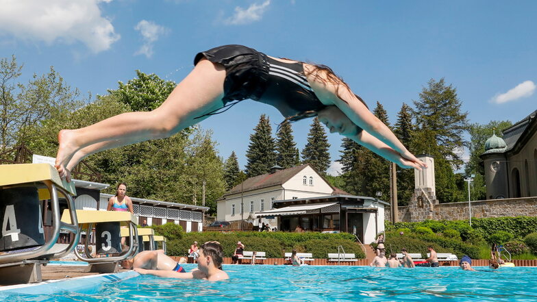 Dieses Mädchen springt im Ebersbacher Bad mit Freude in die neue Badsaison.