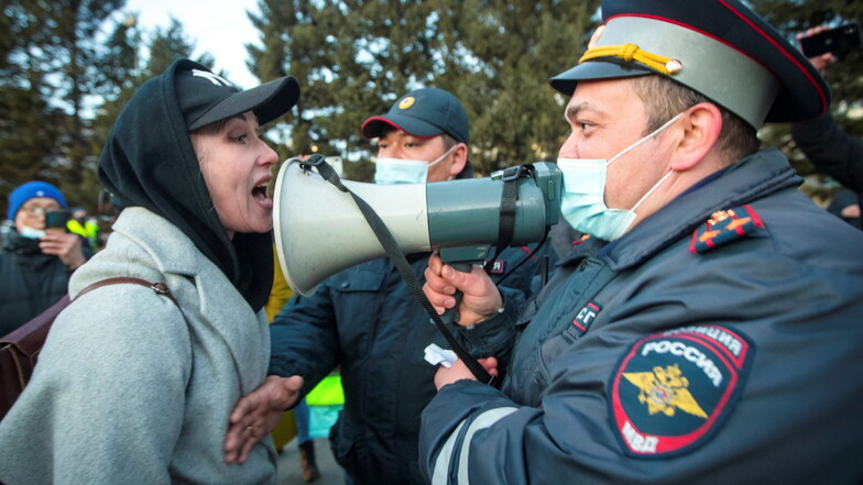 Eine Frau streitet während eines Protestes zur Unterstützung des inhaftierten Oppositionsführers Alexej Nawalny in Ulan-Ude, der regionalen Hauptstadt von Burjatien, einer Region nahe der russisch-mongolischen Grenze, mit einem Polizisten.