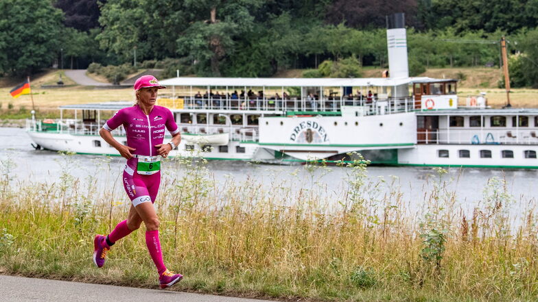 Von 2015 bis 2019 versuchte ein Veranstalter aus Köln, in Dresden einen City-Triathlon zu etablieren und lockte bekannte Athleten wie die Niederländerin Yvonne van Vlerken an die Elbe. Doch 2020 und 2021 fiel der Wettkampf aus.
