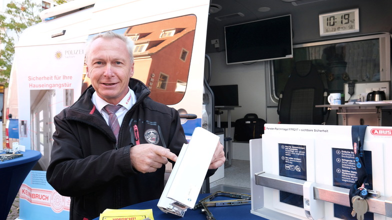 Jan Voigtländer, Fachberater der polizeilichen Beratungsstelle der Polizeidirektion Dresden, berät an einem Infomobil zu Maßnahmen zum Schutz vor Einbrüchen.