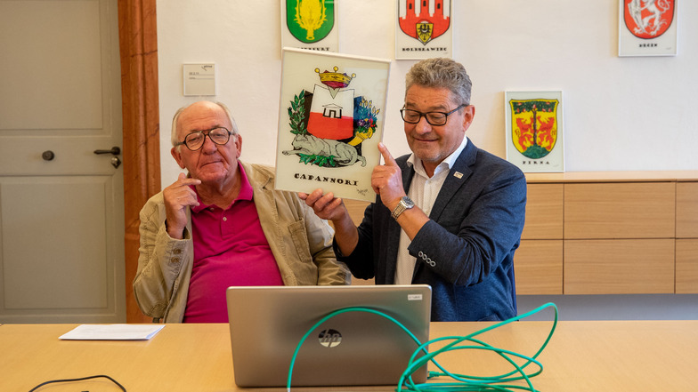 Künstler Harry Lothar Zieger (l.) und Pirnas OB Klaus-Peter Hanke mit Stadtwappen von Capannori: Überraschung für die italienische Partnerstadt.