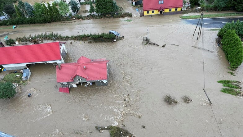 Klodzko (Glatz): Dieses von der polnischen Feuerwehr zur Verfügung gestellte Foto zeigt ein überschwemmtes Gebiet in der Nähe des Flusses Nysa Klodzka (Glatzer Neiße).