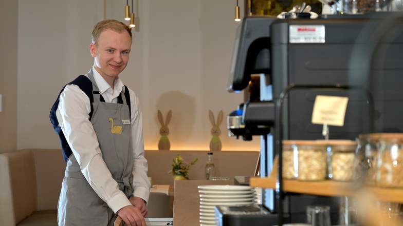 Elias Thoma zaubert gerne Blüten oder Herzen in Kaffee-Schaum. Er ist einer von sechs Angestellten mit einer Behinderung im neuen Dresdner Hotel am Schwanenhaus.