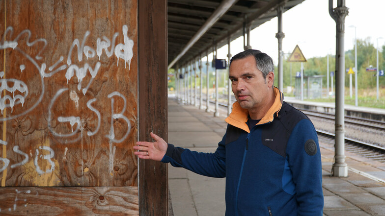 Oberkommissar Frank Bödiger ermittelt bei der Bundespolizei gegen Graffiti-Straftaten - wie hier am Bahnhof in Ebersbach.