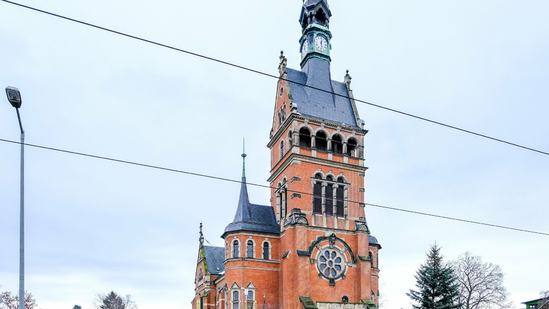 Die Lutherkirche ist am ersten Advent 1892 eingeweiht worden. Der rote Backsteinbau steht an der Meißner Straße in Ost.